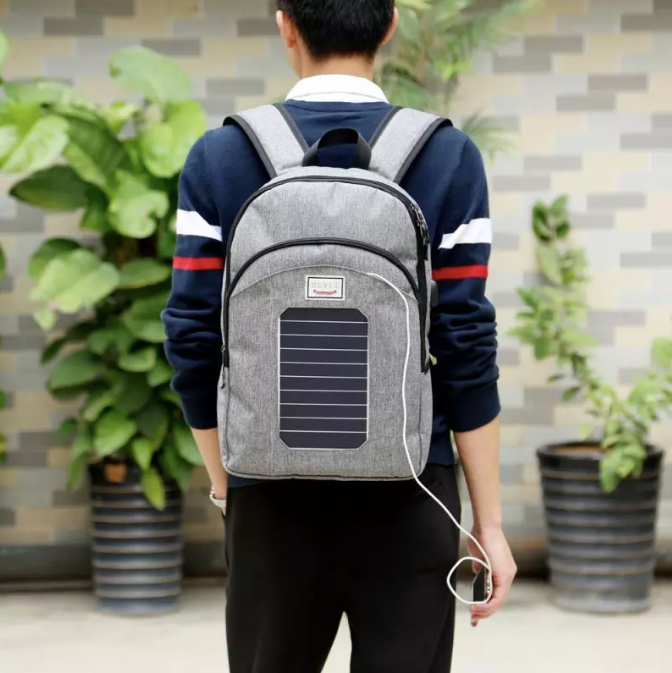 حقيبة ظهر مع شاحن بالطاقة الشمسية
