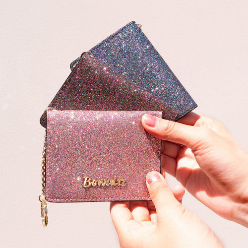 محفظة بطاقات مع ميدالية مفاتيح لامعة