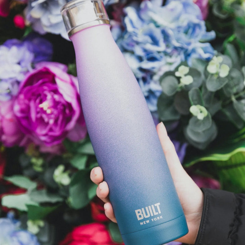 قارورة ماء معزولة/الظل الوردي-الأزرق من بيلت