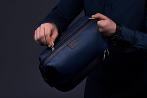 حقيبة جلدية رجالية باللون الأزرق من فيتالي