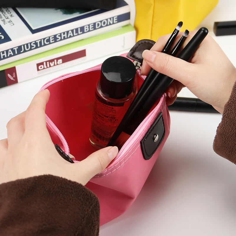 حقيبة مكياج صغيرة